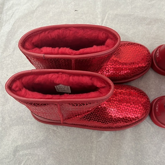 UGG
Girls' Classic II Gel Hearts Boots (Youth) - Picture 9 of 14